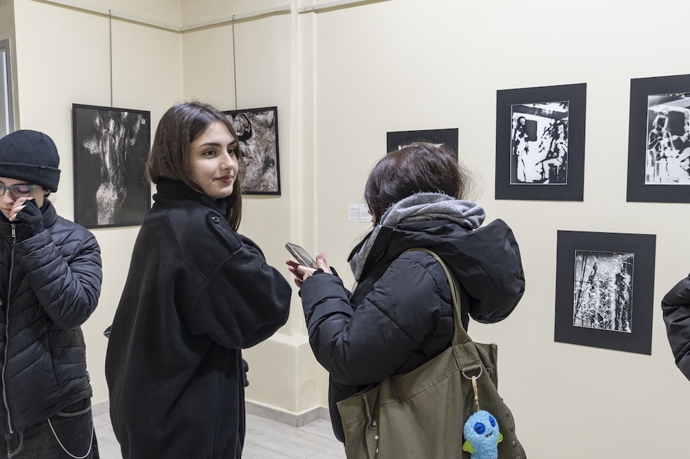 "εκτός πλαισίου", φωτογραφία από την έκθεση © Σατόγλου Παύλος